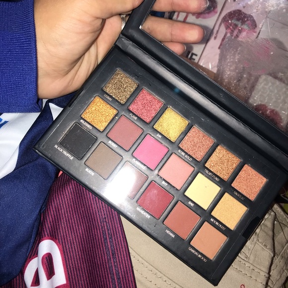 HUDABeauty Rosegold Edition eyeshadow palette - Picture 2 of 3